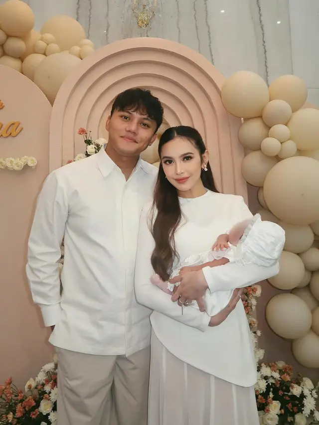 6 Potret Detail Baju Akikah Baby Selina Rancangan Asky Febrianti, Ada Sulaman Namanya
