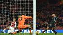Striker Manchester City, Sergio Aguero, berusaha membobol gawang Arsenal yang dijaga Petr Cech pada laga Premier League di Stadion Emirates, London, Kamis (1/3/2018). Arsenal kalah 0-3 dari City. (AFP/Glyn Kirk)