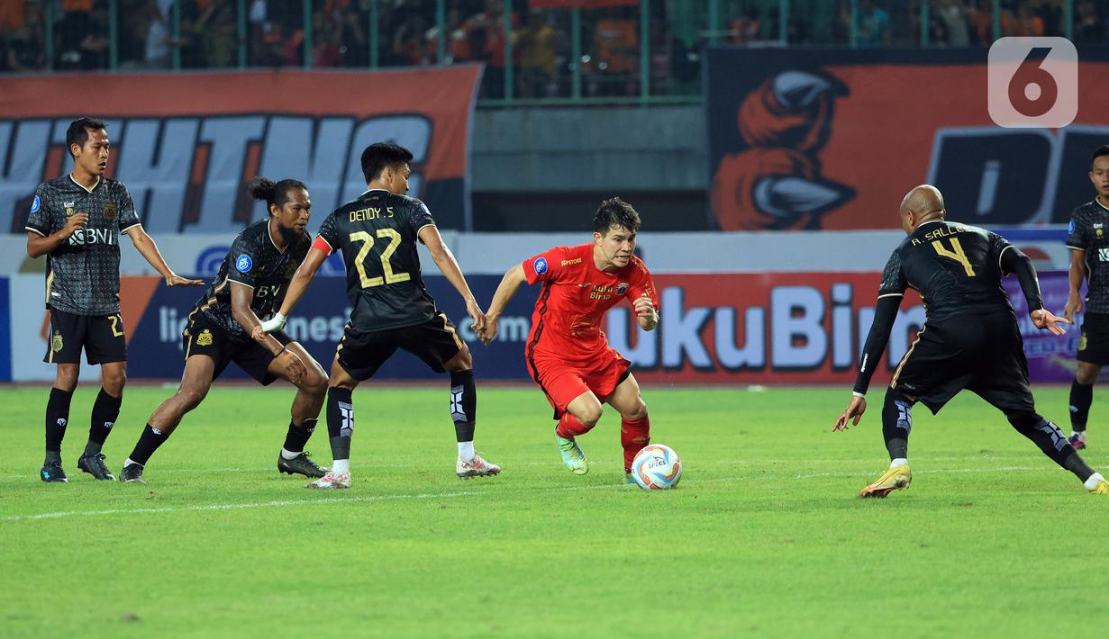 Tertinggal 0-1, pemain Persija tidak panik. Tim Macan Kemayoran secara perlahan bisa mendominasi permainan. (Bola.com/M. Iqbal Ichsan)