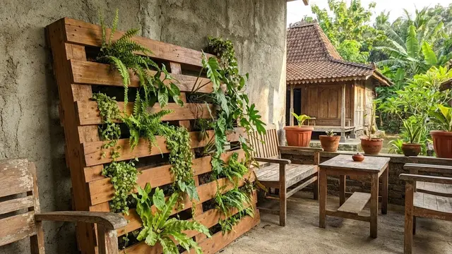 Teras Rumah Desa dengan Taman Vertikal