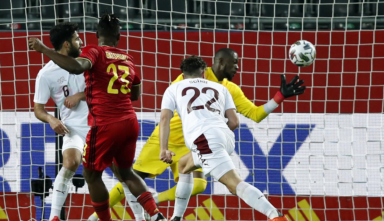 Pemain Belgia, Michy Batshuayi, mencetak gol keduanya ke gawang Swiss dalam pertandingan uji coba Internasional di Stadion King Power, Belgia, Kamis (12/11/2020) dini hari WIB. Belgia mengalahkan Swiss 2-1. (AP Photo/Francisco Seco).