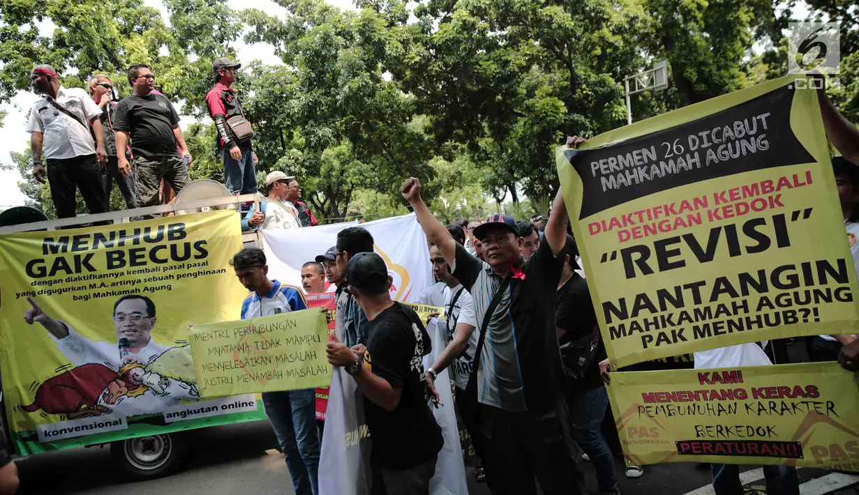 Puluhan pengemudi transportasi online berorasi saat menggelar aksi di depan kantor Kementerian Perhubungan, Jakarta, Rabu (25/10). Dalam aksinya mereka menolak revisi PM 26P / 2017 terkait aturan taksi online. (Liputan6.com/Faizal Fanani)