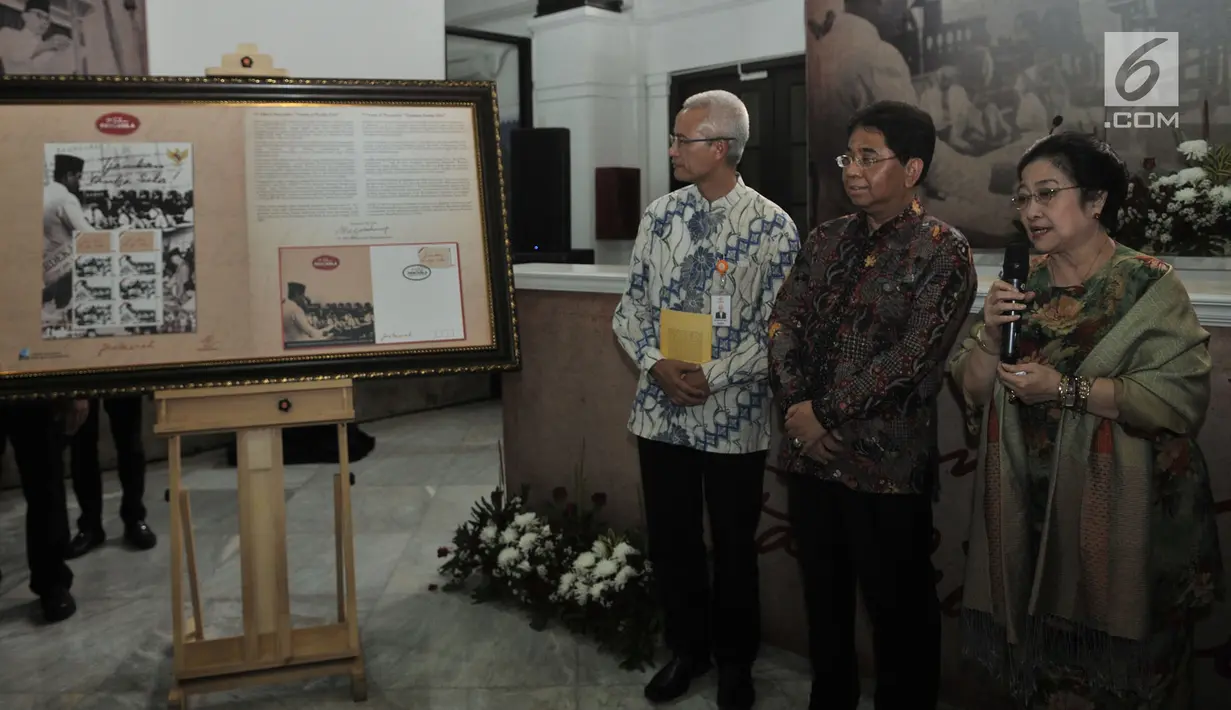 Ketua Dewan Pengarah BPIP Megawati Soekarnoputri usai penandatangan prangko dan sampul peringatan 73 tahun Pancasila di Museum Filateli, Jakarta, Kamis (31/5). (Merdeka.com/Iqbal S. Nugroho)