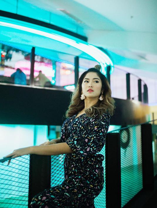 Pemeran Sheila di sinteron Anak Band ini tampil anggun dengan jumpsuit hitam bermotif. Gaya rambut messy bun, membuat penampilan bintang sinetron ini terlihat casual namun tetap menawan. (Liputan6.com/IG/@ochi24)