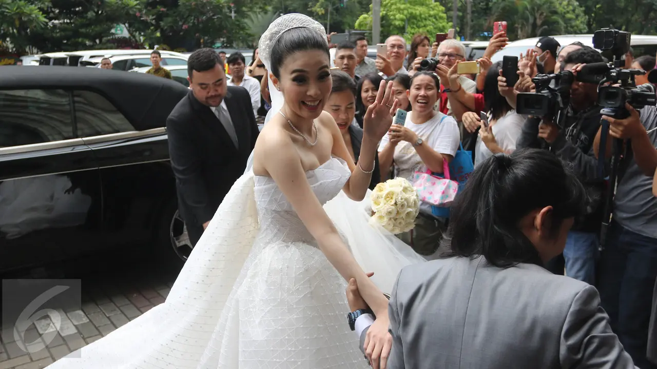 20161108-Sandra Dewi dan Harvey Moeis Tiba di Katedral-Jakarta