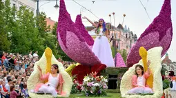 Peserta mengenakan kostum peri meramaikan Festival Bunga Debrecen ke-48 di Debrecen, Hungaria (20/8). Festival ini dirayakan pada hari libur nasional dan di gelar untuk memperingati berdirinya negara Hungaria. (Zsolt Czegledi / MTI via AP)