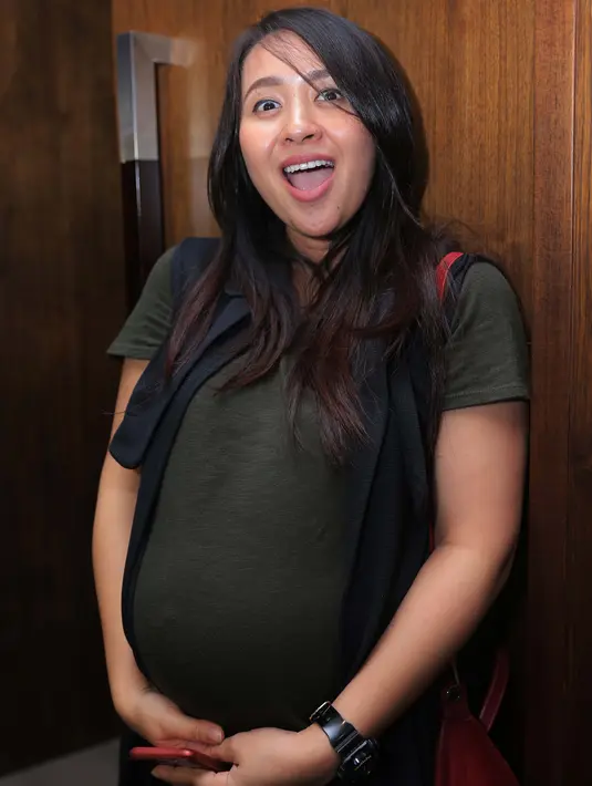 "Terakhir 29 Minggu belum USG lagi. Dokter sih bilang posisi aktif, kepala gerak terus, masih muter. Jadi disuruh banyak sujud biar enggak sungsang," ujar Chua Kotak, di Kebayoran Baru, Jakarta  Selatan, Senin (20/6/2016). (Andy Masela/Bintang.com)