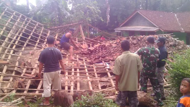 Rumah roboh akibat angin kencang disertai hujan lebat. (Foto: Liputan6.com/Muhamad Ridlo)