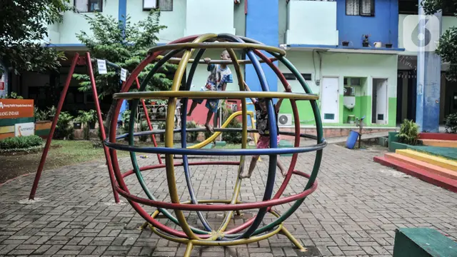 Arsy Hermansyah Jatuh dari Ketinggian 2 Meter Saat Sedang Bermain Monkey Bar, Sebuah Wahana Permainan Anak yang Kerap Ada di Taman Bermain. Arsy pun Langsung Dilarikan ke Rumah Sakit Oleh Ashanty dan Anang Hermansyah (merdeka.com/Iqbal S Nugroho)