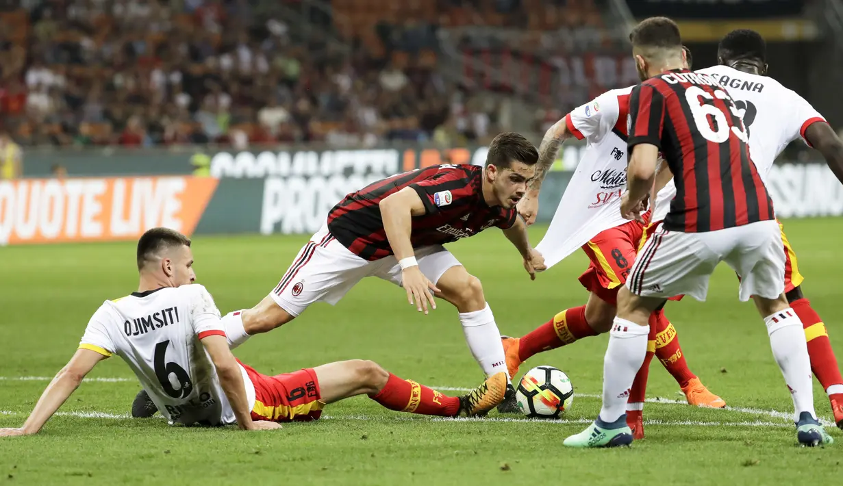Pemain AC Milan, Andre Silva (tengah) berusaha menerobos pertahanan Benevento pada laga Serie A di San Siro stadium, Milan, (21/4/2018). AC Milan kalah 0-1. (AP/Luca Bruno)