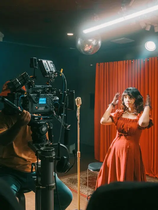 Begitu pun saat syuting video musik, Vira tak jarang tampil nyentrik. [Instagram.com/viratalisa]