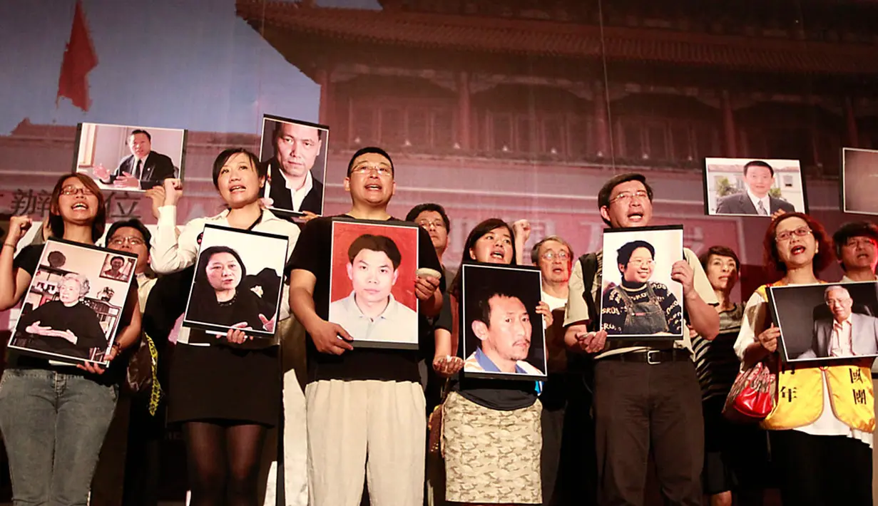 Di Taipei, Taiwan, (4/6/2014), beberapa orang membawa foto para tahanan politik Tiongkok saat peringatan 25 tahun kekerasan terhadap demonstran pro-demokrasi di Lapangan Tiananmen. (REUTERS/Pichi Chuang)