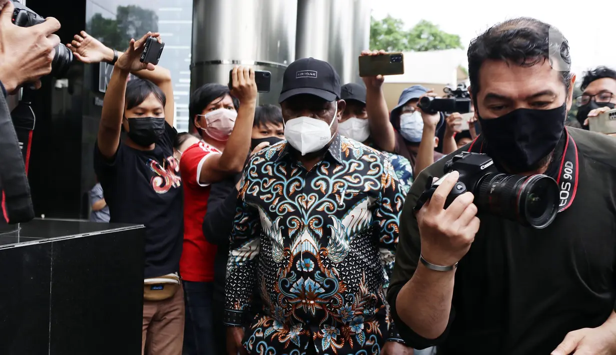 Wakil Bupati Mamberamo Tengah Yonas Kenelak (tengah) meninggalkan gedung KPK usai menjalani pemeriksaan di Gedung KPK, Jakarta, Rabu (3/8/2022). KPK memeriksa Wakil Bupati Mamberamo Tengah Yonas Kenelak sebagai saksi untuk tersangka Ricky Ham Pagawak selaku Bupati Mamberamo Tengah terkait dugaan suap dan gratifikasi. (Liputan6.com/Helmi Fithriansyah)