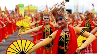 Festival Gandrung Sewu kembali digelar di bibir Pantai Boom, Banyuwangi, Jawa Timur, Minggu (8/10/2017), menyajikan penampilan kolosal 1.286 penari. (Liputan6.com/Dian Kurniawan)