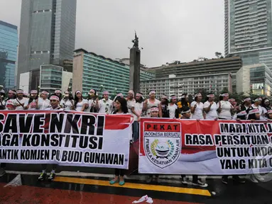 Puluhan wanita berkumpul di Bundaran HI, melakaukan aksi damai "Save Polri", Jakarta, Minggu (1/2/2015). (Liputan6.com/Herman Zakharia)