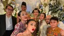 Niken Anjani tampil ayu kenakan kebaya kutubaru motif kembang warna merah maroon. [@fitaanggriani].
