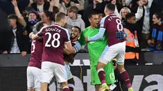 Manchester City yang begitu mendominasi Carabao Cup dan selalu lolos ke semifinal dalam 5 musim terakhir, bahkan 4 musim terakhir menjadi juara, harus terhenti oleh West Ham United di babak keempat musim 2021/2022 ini. The Citizens keok lewat adu penalti. (AFP/Glyn Kirk)