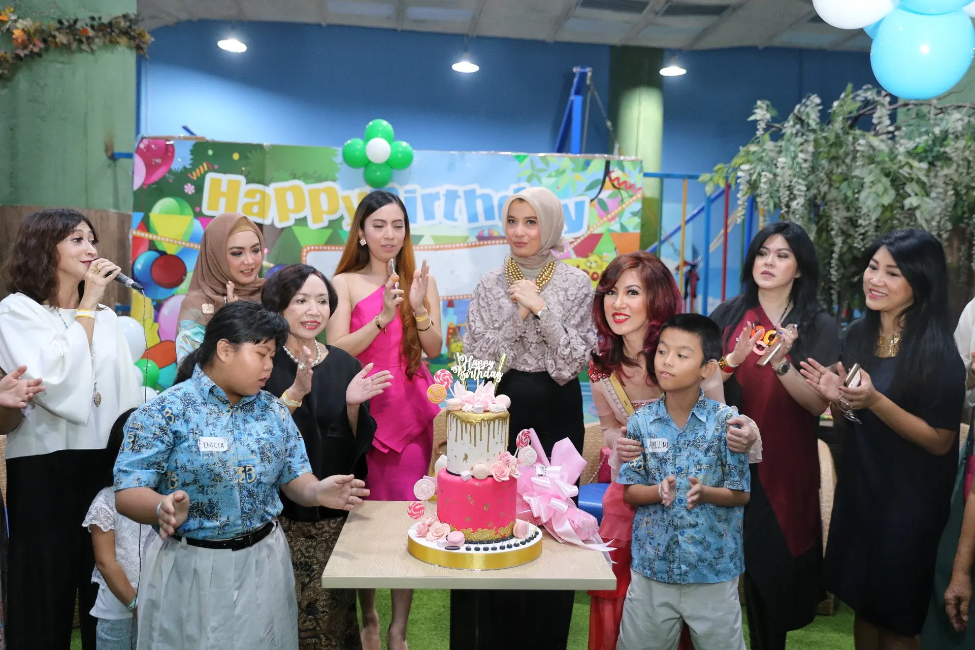 dr Sonia Wibisono merayakan ulang tahun bersama rekan artis dan anak-anak berkebutuhan khusus.