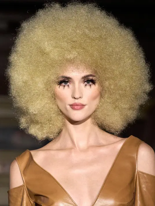 Kami melihat bulu mata ekstra besar dan berwarna di runway kali ini. Seperti penampilan model Frederic Anderson di NYFW. [@frederickanderson_designer]