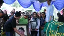 Deddy Sutomo meninggal dunia dalam usia 79 tahun. Almarhum meninggal dunia saat terduduk di rumahnya hari ini, Rabu (18/4) pagi. Siang hari Deddy dimakamkan di TPU Tanah Kusir, Jakarta Selatan. (Adrian Putra/Bintang.com)