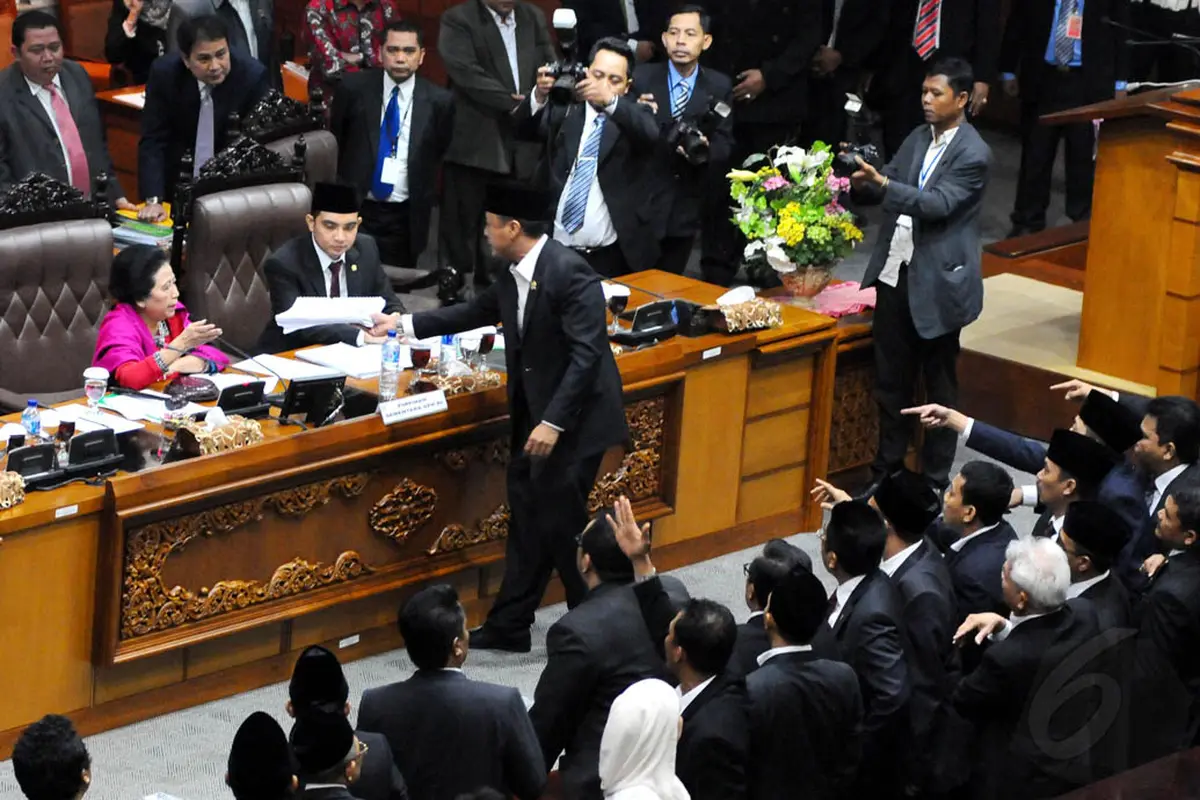 Aksi Anarkis Anggota DPR Baru di Sidang Paripurna