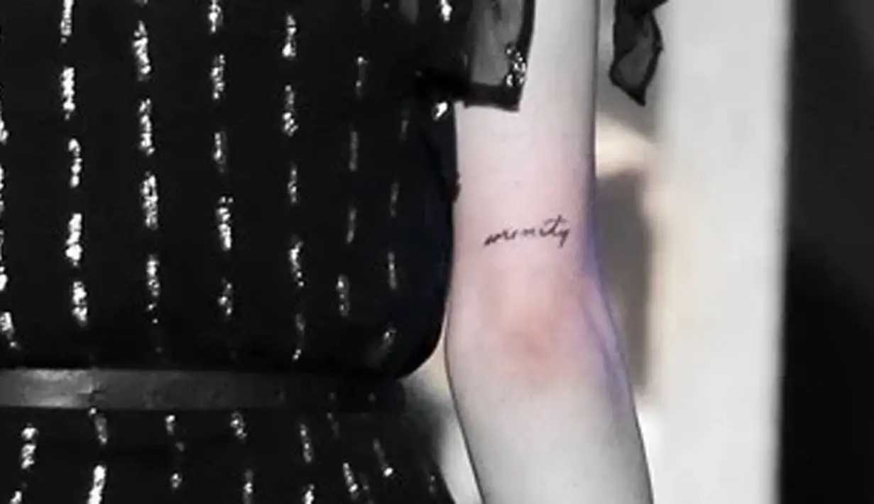 Taeyeon mempunyai beberapa tato tersembunyi, yang paling terlihat ada di tangan sebelah kanan. Tato itu sendiri bertuliskan 'serenity'. (Foto: koreaboo.com)