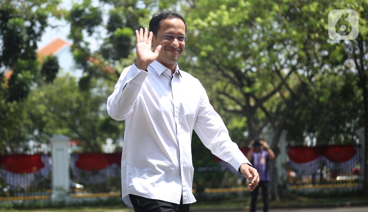 CEO Gojek Nadiem Makarim melambaikan tangan saat tiba di kompleks Istana, Jakarta, Senin (21/10/2109). Kedatangan Nadiem berlangsung jelang pengumuman menteri Kabinet Kerja Jilid II oleh Presiden Joko Widodo atau Jokowi. (Liputan6.com/Angga Yuniar)