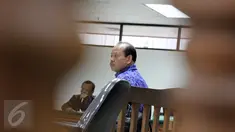 Terdakwa kasus suap Kementerian ESDM dan SKK Migas Sutan Bhatoegana mengikuti sidang lanjutan di Pengadilan Tipikor, Jakarta, Kamis (9/7/2015). Dalam sidang tersebut, Komisioner KPK menolak hadir menjadi saksi meringankan. (Liputan6.com/Helmi Afandi)