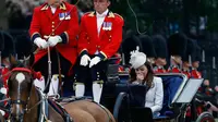 Duchess of Cambridge, Kate Middleton, terlihat bersin saat tiba di lokasi upacara menghormati ulang tahun resmi Ratu Inggris di Horse Guards Parade, London, (14/6/2014). (REUTERS/Luke MacGregor)