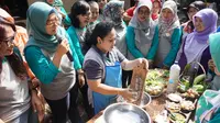 Istri Wali Kota Solo FX Hadi Rudyatmo, Endang Prasetyaningsih yang tengah asyik memasak pada acara lomba memasak di PDAM Solo
