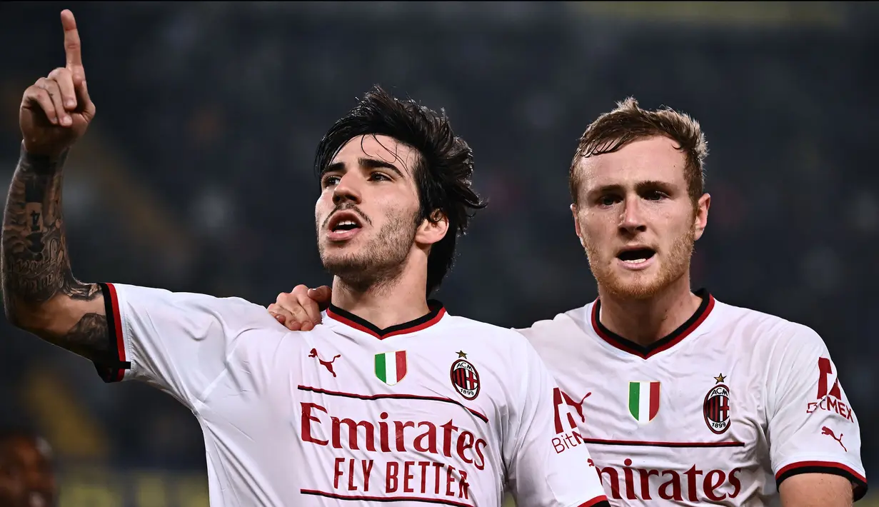 Pemain AC Milan, Sandro Tonali melakukan selebrasi setelah mencetak gol ke gawang Hellas Verona pada laga lanjutan Liga Italia 2022/2023 di Stadion Marcantonio-Bentegodi, Verona, 16 Oktober 2022. Tonali kini menjadi motor permainan AC Milan meski sempat mengalami kesulitan di awal musim 2021. Gelandang Italia tersebut didatangkan AC Milan dari Brescia. Sejauh ini, ia telah membuat 130 pertandingan di semua ajang dengan mencetak 7 gol dan 13 assist. (AFP/Marco Bertorello)