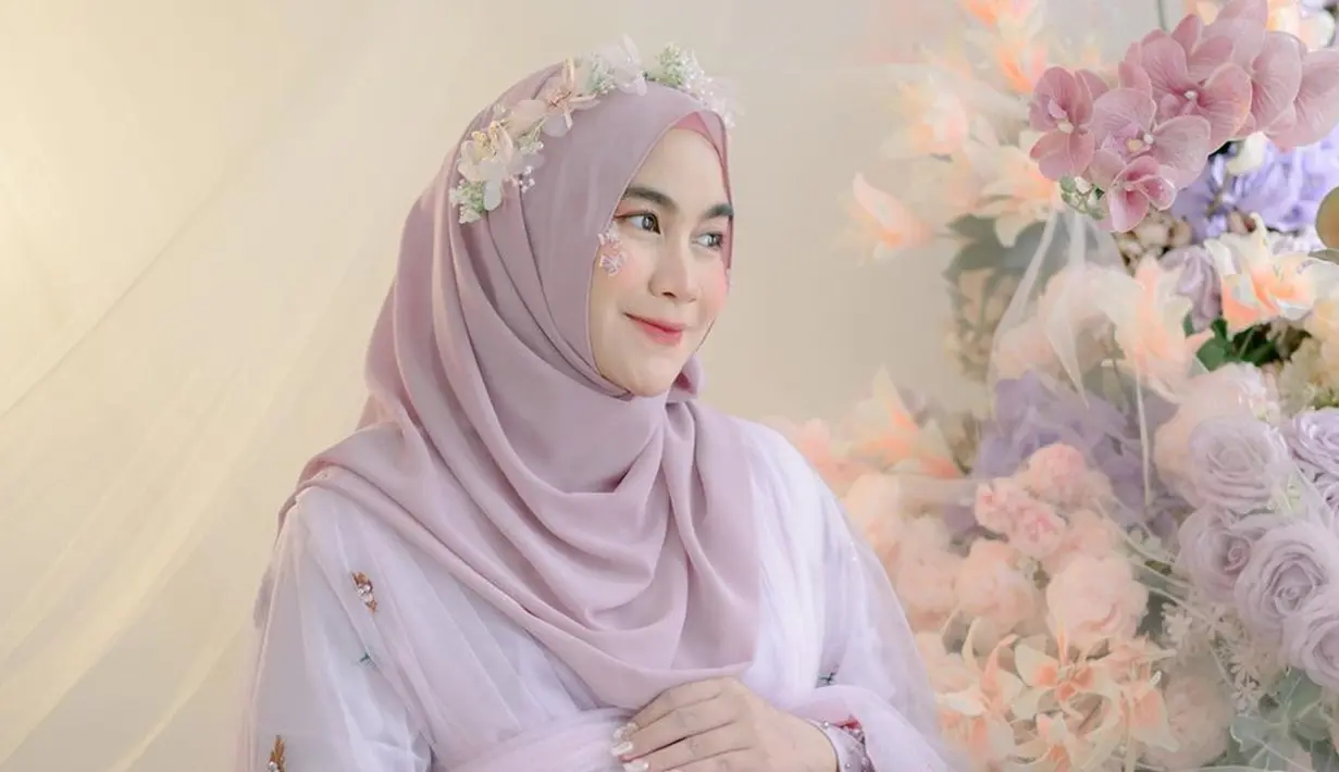 Segera dikaruniai anak perempuan kembar, Anisa Rahma usung konsep pemotretan penuh bunga. Bahkan detail penampilan Anisa Rahma juga dipercantik dengan bunga unik, mulai dari gaun, bando yang dikenakannya, hingga makeupnya. Simpel tapi unik, tema maternity shoot ini tentunya langsung menjelaskan jika anak yang dikandung oleh artis berusia 31 tahun ini adalah perempuan. (Liputan6.com/IG/@anisarahma_12)