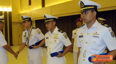 Citizen6, Surabaya: Ucapan selamat dari Dankobangdikal Laksda TNI Djoko Teguh Wahojo kepada lulusan Diklapa TNI AL 2012, Angkatan ke - 19 di Gedung Moeljadi, Kesatrian Bumimoro. (Pengirim: Kobangdikal).