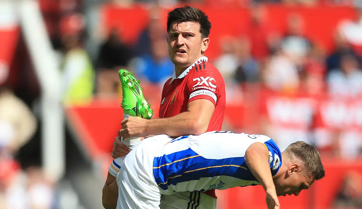 Harry Maguire. Bek tengah Inggris berusia 29 tahun ini menjadi pemain termahal ketiga dalam Derby Manchester edisi terbaru. Harry Maguire didatangkan Manchester United pada awal musim 2019/2020 dari Leicester City dengan nilai transfer 87 juta euro atau kini setara Rp1,4 triliun. Dalam Derby Manchester di Liga Inggris ia total telah tampil dalam 6 laga dari 7 kesempatan dan hanya absen pada pertemuan terakhir musim ini saat MU kalah 3-6 dari Manchester City. (AFP/Lindsey Parnaby)