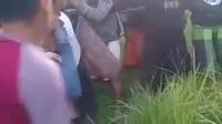 Tangkapan layar: penangkapan maling motor oleh warga Kabupaten Bangkalan, Jawa Timur. Videonya viral di media sosial.