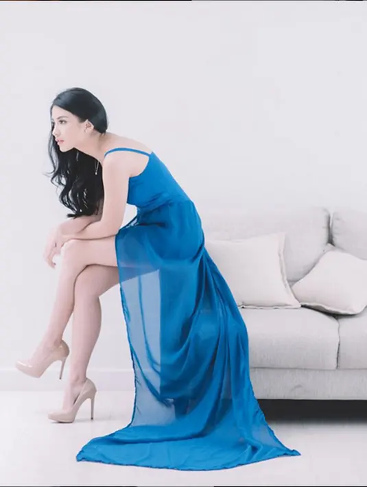 Gaun biru yang dikenakan oleh Chelsea Olivia membuat dirinya tampak semakin anggun. (Photo : Instagram)
