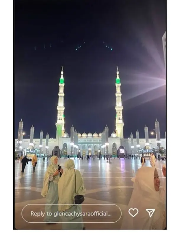 7 Potret Glenca Chysara dan Rendi Jhon Jalani Ibadah Umroh, Penampilan Curi Perhatian