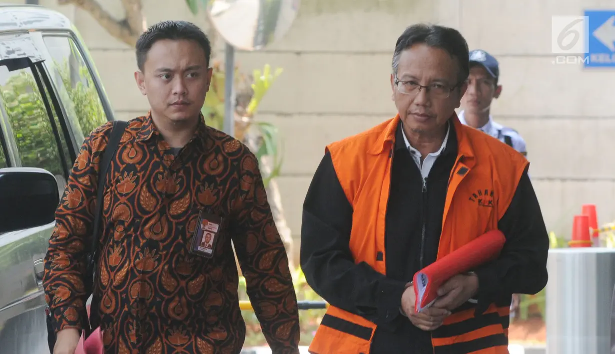 Plt Sekretaris DPPKAD Kabupaten Kudus Akhmad Sofyan dikawal petugas akan menjalani pemeriksaan di Gedung KPK, Jakarta, Rabu (11/9/2019). Akhmad Sofyan diperiksa sebagai tersangka terkait kasus suap pengisian jabatan perangkat daerah Kabupaten Kudus tahun 2019. (merdeka.com/Dwi Narwoko)