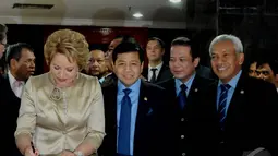 Ketua Dewan Federasi Rusia, Valentina Ivanova Matvienko (kiri) menandatangani buku tamu, didampingi Ketua DPR RI Setya Novanto (tiga kanan) Wakil, Jakarta, Selasa (11/11/2014) (Liputan6.com/Andrian M Tunay) 