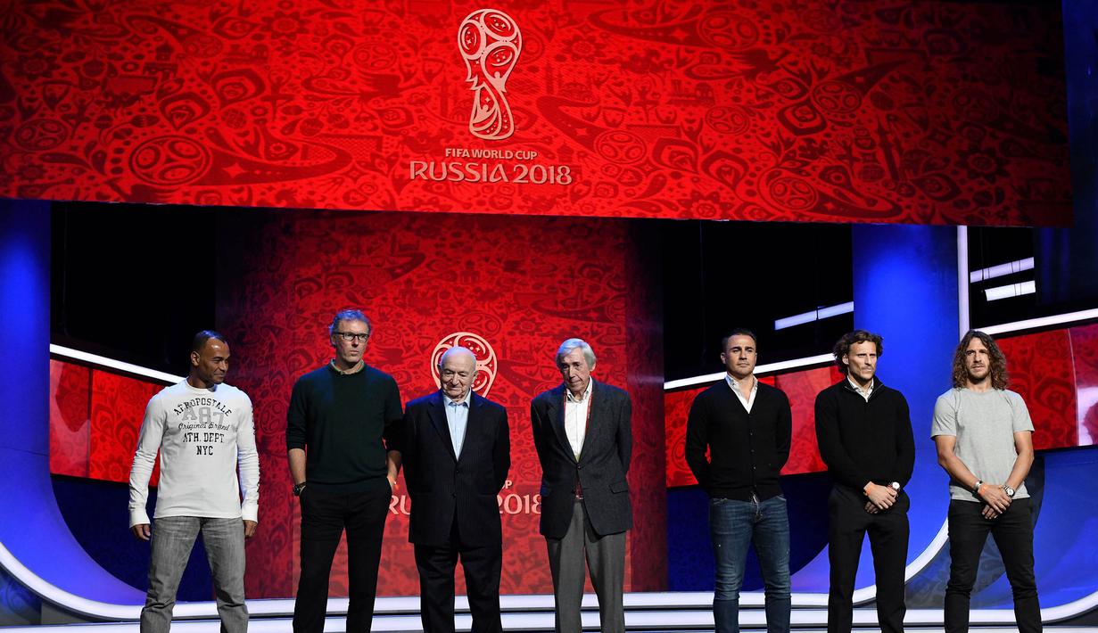 Sejumlah legenda sepak bola melakukan pose di panggung jelang drawing Piala Dunia 2018 di Kremlin, Moscow, Rabu (29/11/2017). Drawing 32 peserta Piala Dunia 2018 akan dilakukan pada Jumat (1/12/2017) di Rusia. (AFP/Malden Antonov)