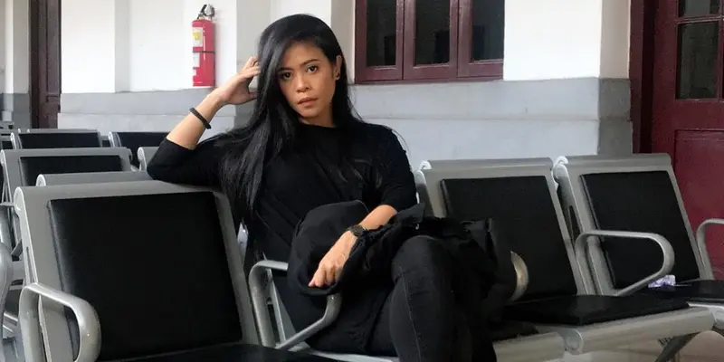 FOTO: Gaya OOTD Kikan dengan Busana Serba Hitam, Tetap Stylish