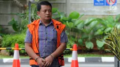 Tersangka Staf Kemenpora Eko Triyanto dikawal petugas saat menjalani pemeriksaan lanjutan di gedung KPK, Jakarta, Rabu (30/1). Eko Triyanto diperiksa terkait dana hibah pemerintah kapada KONI melalui Kemenpora. (merdeka.com/Dwi Narwoko)