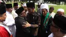 Presiden Joko Widodo (tengah) berdialog dengan ulama asal Provinsi Aceh usai pertemuan di Istana Negara, Jakarta, Selasa (5/3/2019). Pertemuan Jokowi dengan para alim ulama Aceh pun berlangsung tertutup di Istana Negara. (Liputan6.com/Angga Yuniar)