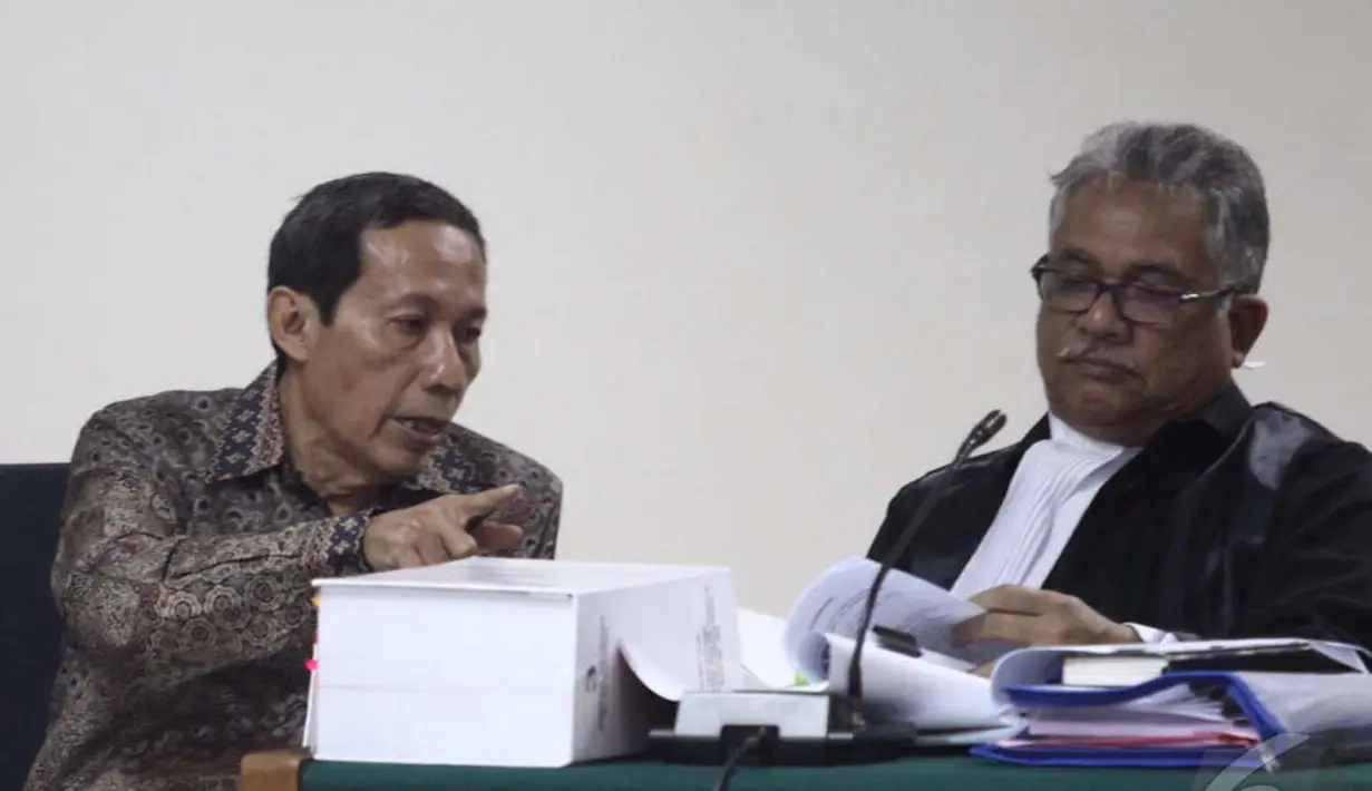 Tafsir Nurchamid bersama kuasa hukumnya saat sidang lanjutan di Pengadilan Tipikor, Jakarta, Rabu (10/9/2014) (Liputan6.com/Herman Zakharia)
