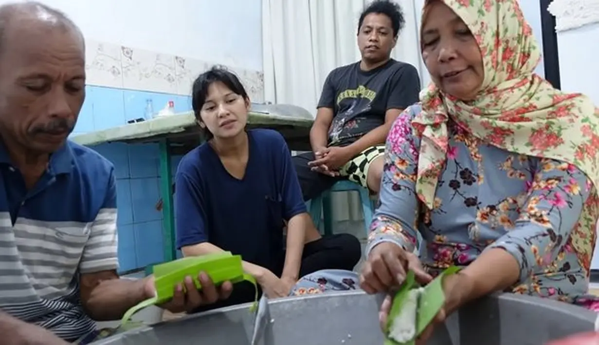 <p>Buras merupakan makanan khas suku Bugis. Makan ini terbuat dari beras dan mempunyai penampilan seperti lontong. [Foto: YouTube/Indah Permatasari]</p>