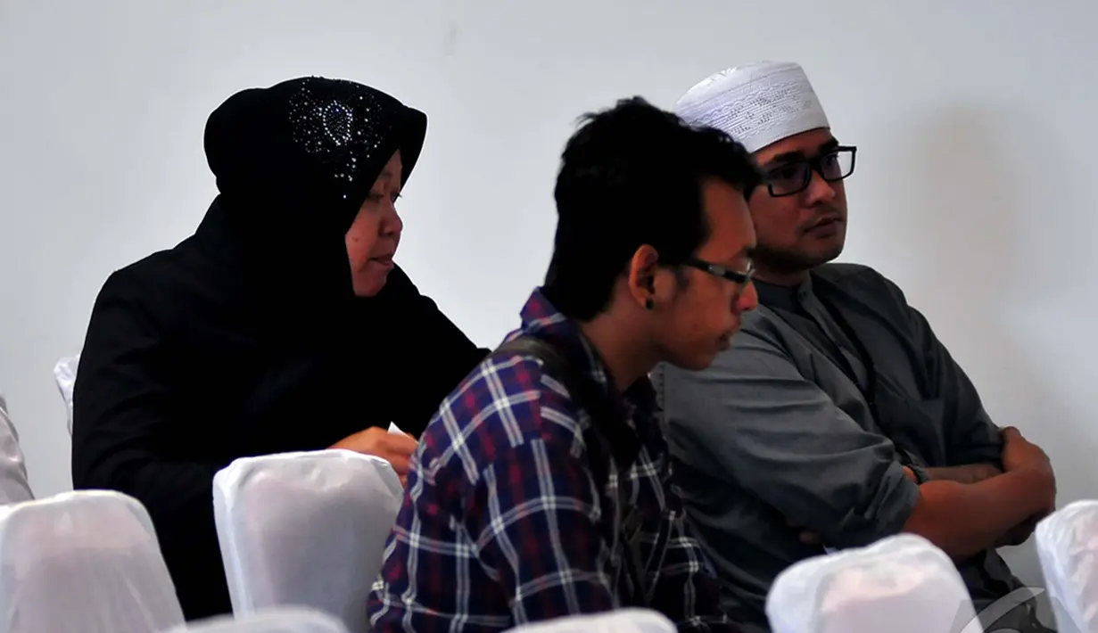 Walikota Surabaya Tri Rismaharini saat berbincang dengan pihak keluarga penumpang AirAsia QZ8501 yang hilang di posko Crisis Center di Terminal II Bandara Juanda, Surabaya, Jawa Timur, Senin (29/12). (Liputan6.com/Johan Tallo)