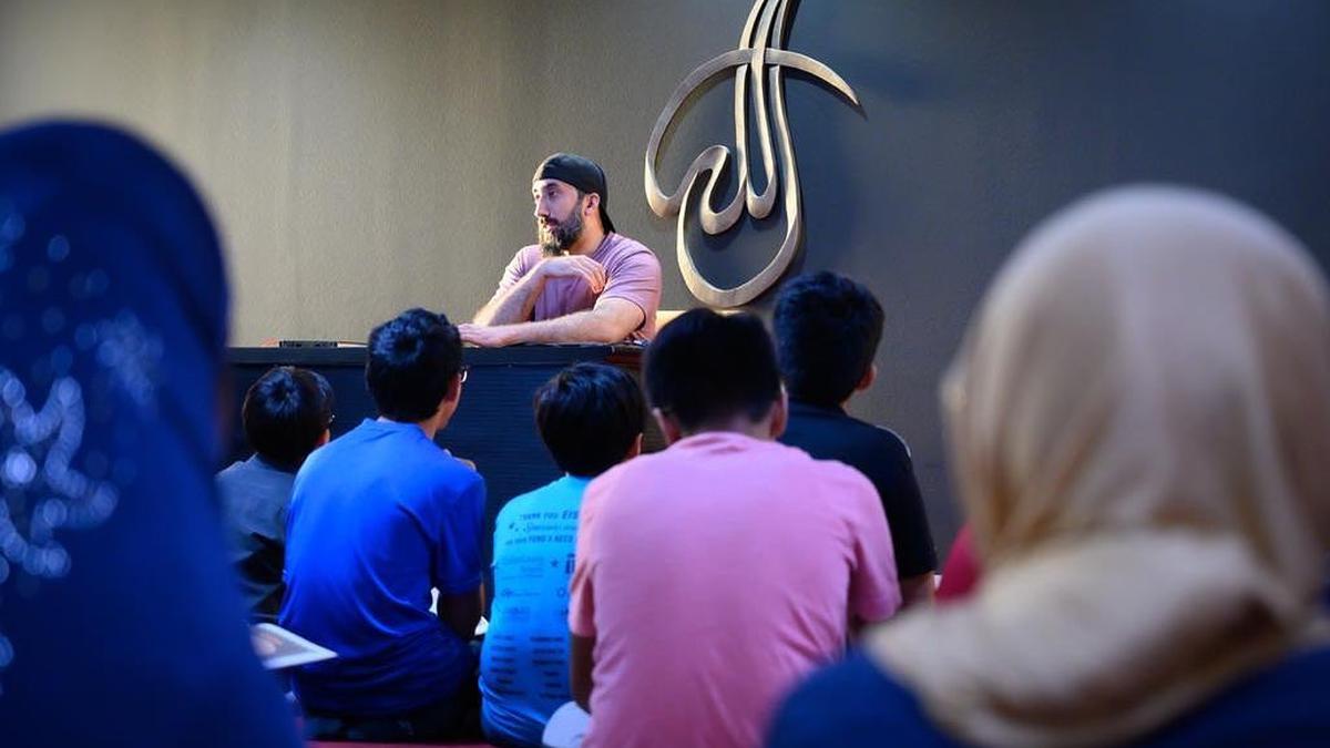 Profil Nouman Ali Khan, Ustaz Terkemuka Amerika yang Kagum pada Perusahaan Kosmetik Indonesia