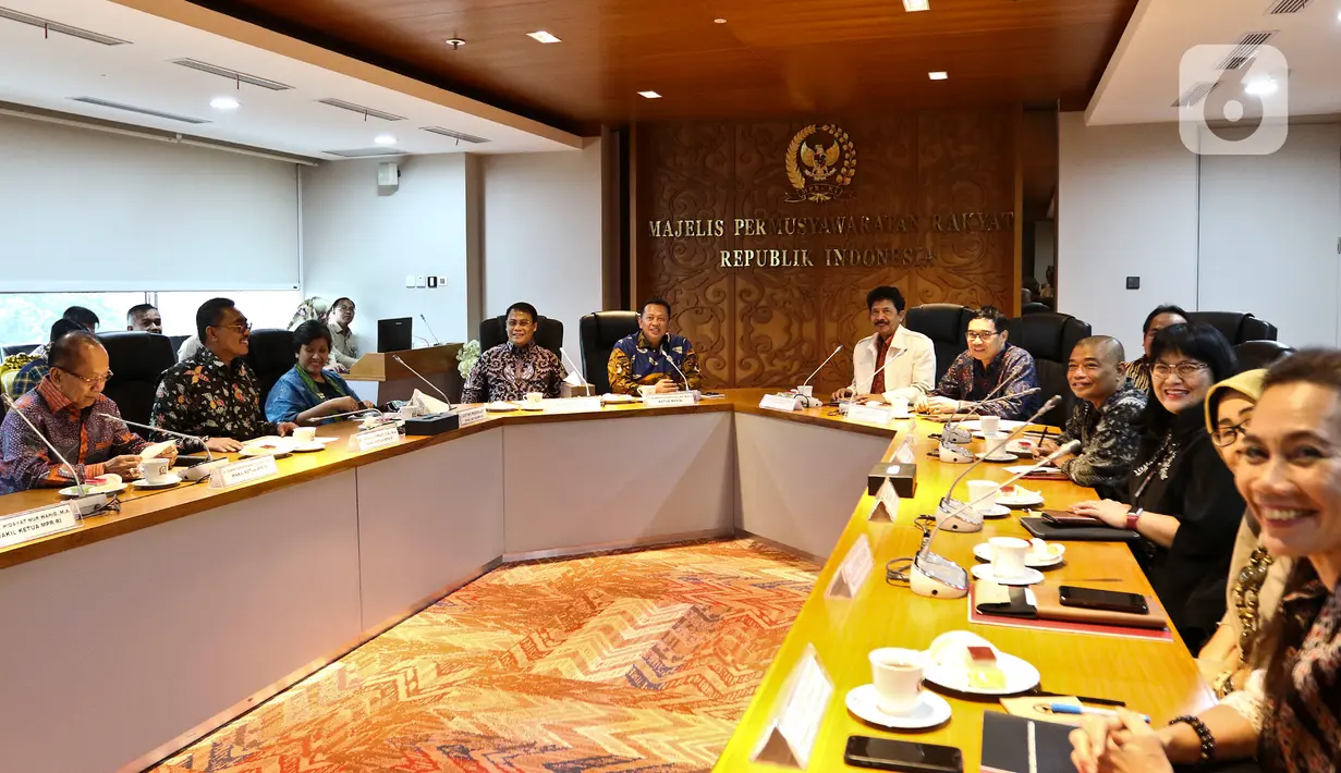 Ketua MPR Bambang Soesatyo (tengah kiri) beserta jajarannya menggelar pertemuan dengan Kepala BPIP Yudian Wahyudi (tengah kanan) beserta jajarannya di Kompleks Parlemen, Jakarta, Selasa (10/3/2020). Pertemuan tertutup tersebut membahas kerja sama antara MPR dengan BPIP. (Liputan6.com/Johan Tallo)