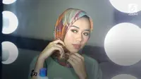 Simak tutorial makeup minimalis untuk tampil cantik selama bulan Ramadan.