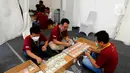 Petugas menata uang rupiah kertas tahun emisi 2022 saat membuka penukaran untuk warga di Hall Basket Gelora Bung Karno (GBK), Jakarta, Minggu (21/8/2022). Uang baru TE 2022 memiliki kualitas lebih baik yang menjamin masa edar lebih lama serta teknologi unsur pengamanan semakin sulit untuk dipalsukan. (merdeka.com/Arie Basuki)